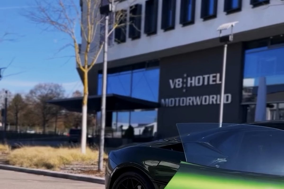 Motorworld Böblingen bei Nacht