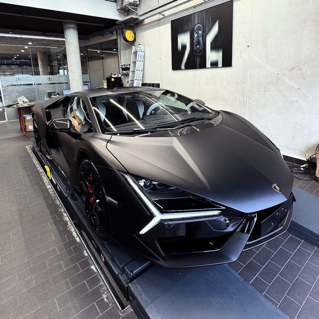 Lamborghini Revuelto in Mattschwarz