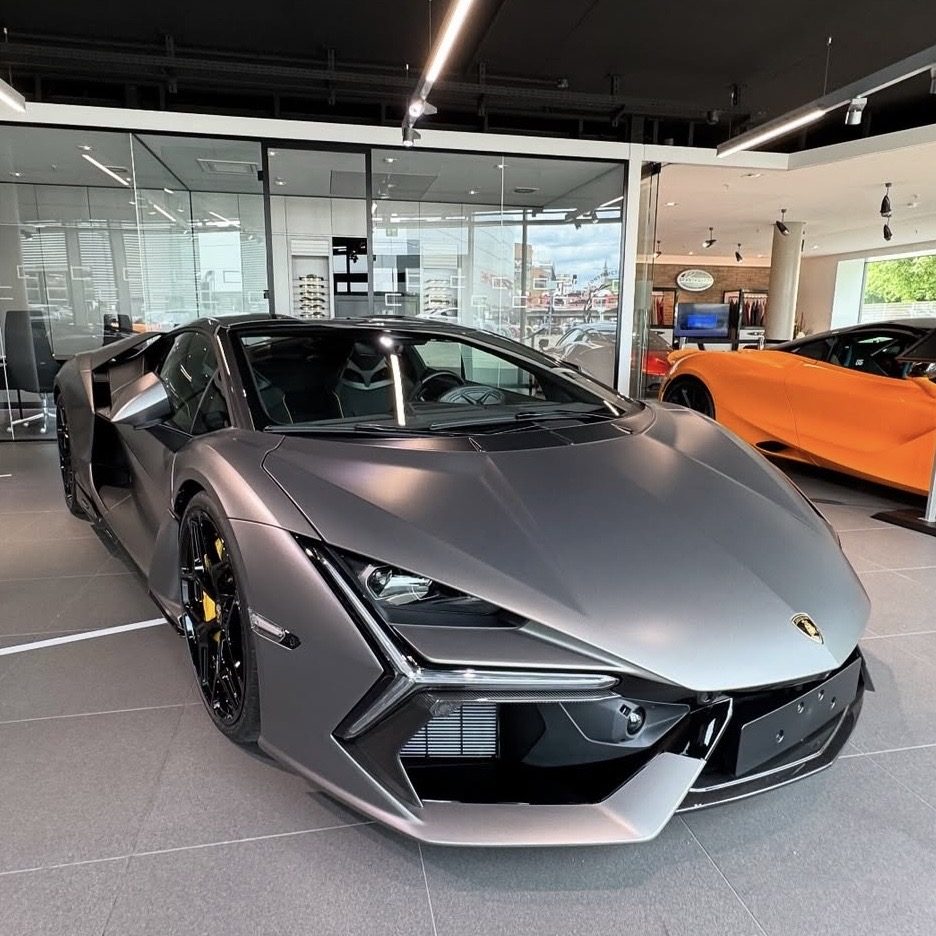 Lamborghini Revuelto im Showroom